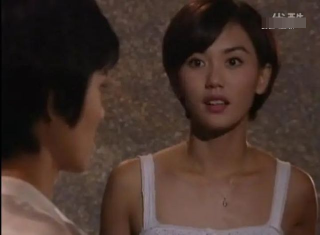 贾静雯|当年同框吊打贾静雯的神颜大美女，如今47岁赛18，仿佛吃了防腐剂……