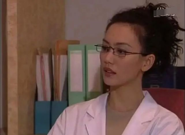 贾静雯|当年同框吊打贾静雯的神颜大美女，如今47岁赛18，仿佛吃了防腐剂……