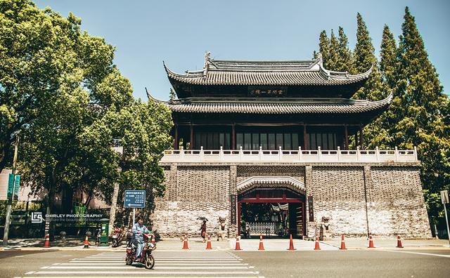 上海"最霸气"的高中,拿古城门当校门,被韩寒誉为"最美高中"|松江二中