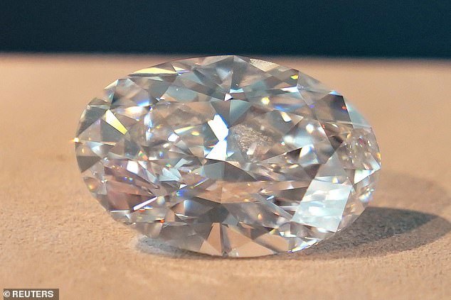 稀有“鸡蛋”钻石将在香港拍卖，重量达到102克拉！