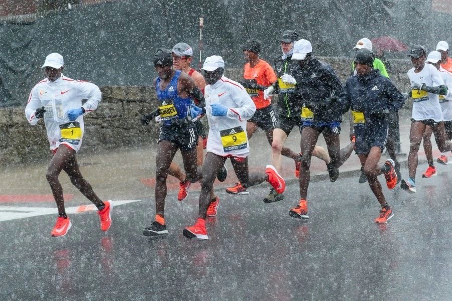 下雨天还跑步的人,都在坚持什么_腾讯新闻