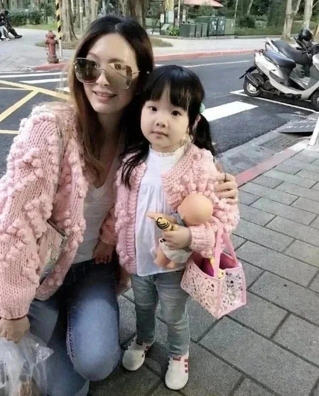 辛龙|辛龙晒刘真生前旧照表思念：爱妻离世半年，仍旧走不出痛苦的阴影