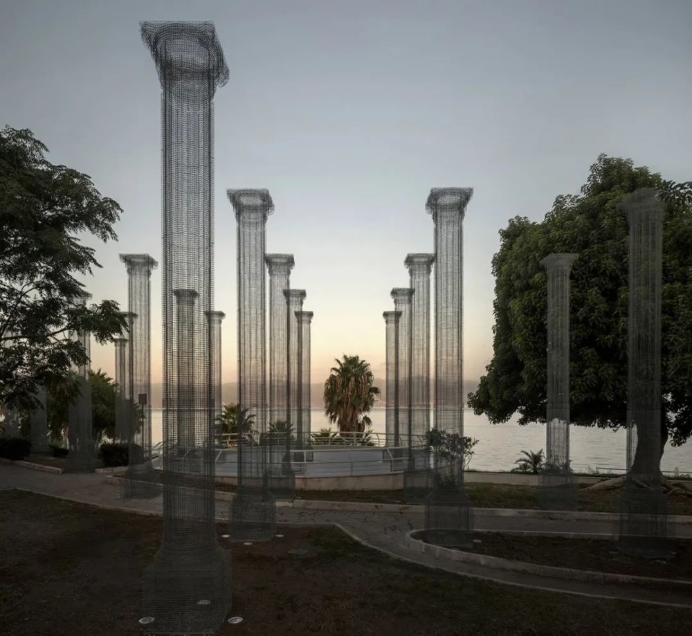 46根钢丝网立柱,出现在意大利海岸,形成独特的景观
