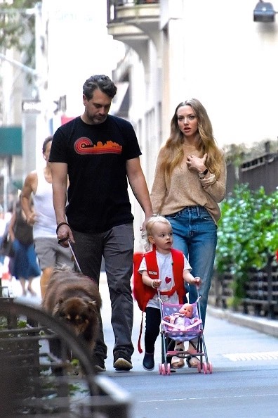 恭喜阿曼达塞弗里德二胎生子晒宝宝萌照庆祝温馨满满