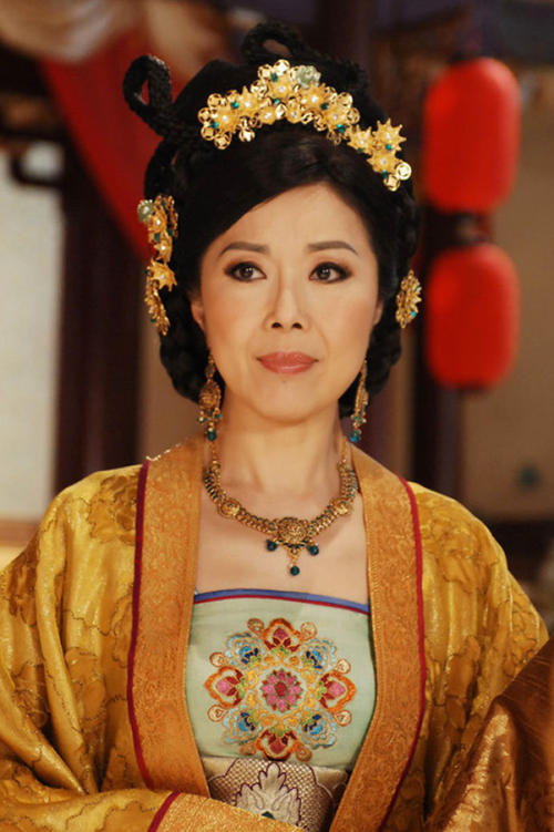 62岁关菊英近照,神隐近一年再次现身医院,与同性密友同居拒再婚