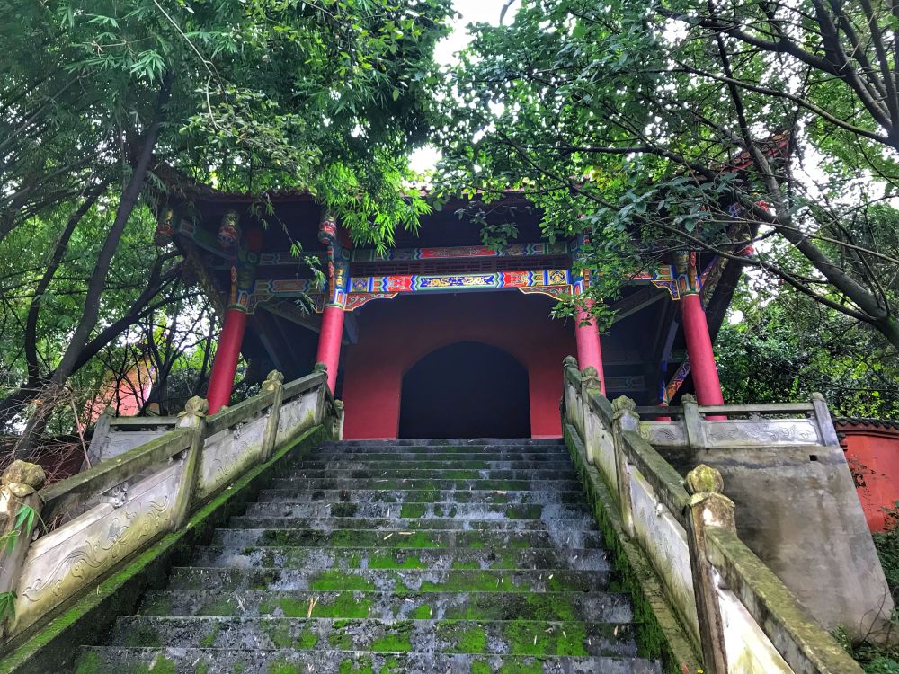 游崇州无根山,发现一座名字特别的道观,遇到好心的老婆婆留吃斋饭