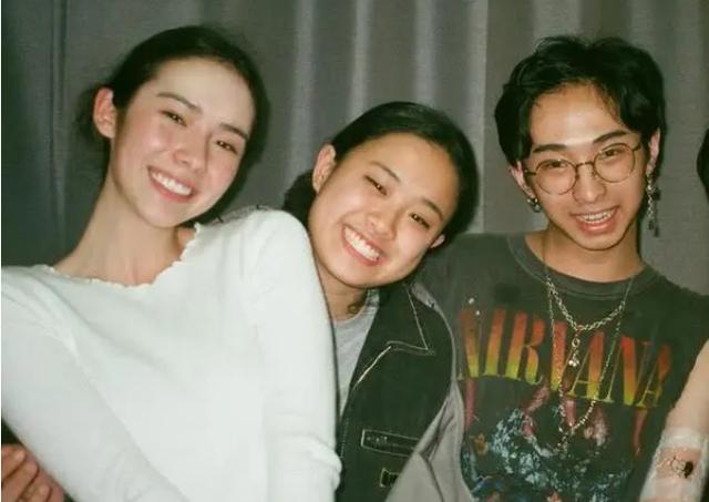 伊能静|伊能静儿子穿女装后又曝新操作，不分性别与多人接吻引热议