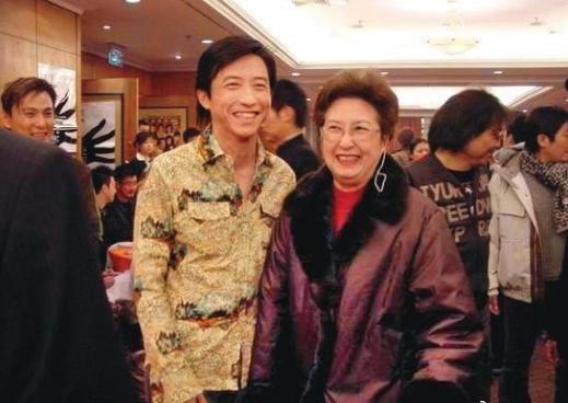伊能静|伊能静儿子穿女装后又曝新操作，不分性别与多人接吻引热议