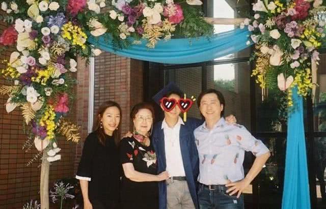 伊能静|伊能静儿子穿女装后又曝新操作，不分性别与多人接吻引热议