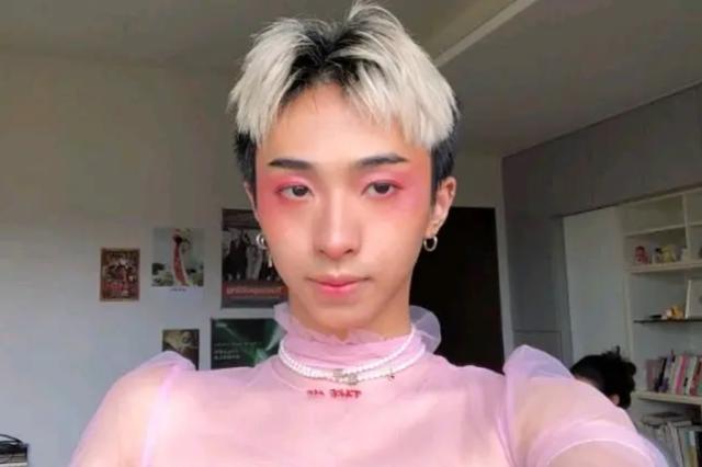 伊能静|伊能静儿子穿女装后又曝新操作，不分性别与多人接吻引热议