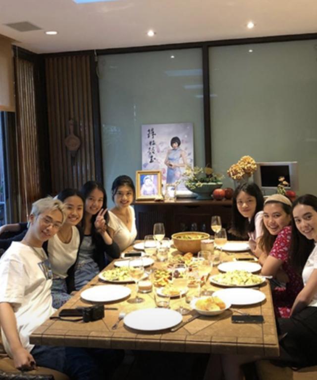 伊能静|伊能静儿子穿女装后又曝新操作，不分性别与多人接吻引热议