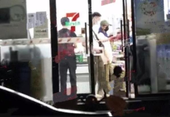 赵薇|赵薇富二代绯闻男友正脸首曝光，深夜与美女聚会欢快畅聊