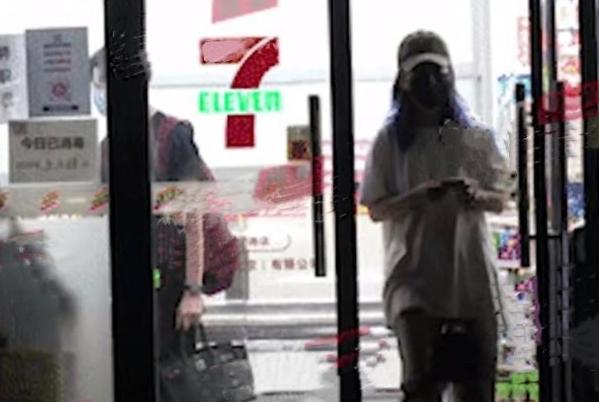 赵薇|赵薇富二代绯闻男友正脸首曝光，深夜与美女聚会欢快畅聊