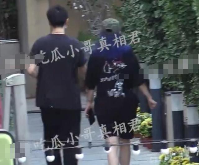赵薇|赵薇富二代绯闻男友正脸首曝光，深夜与美女聚会欢快畅聊