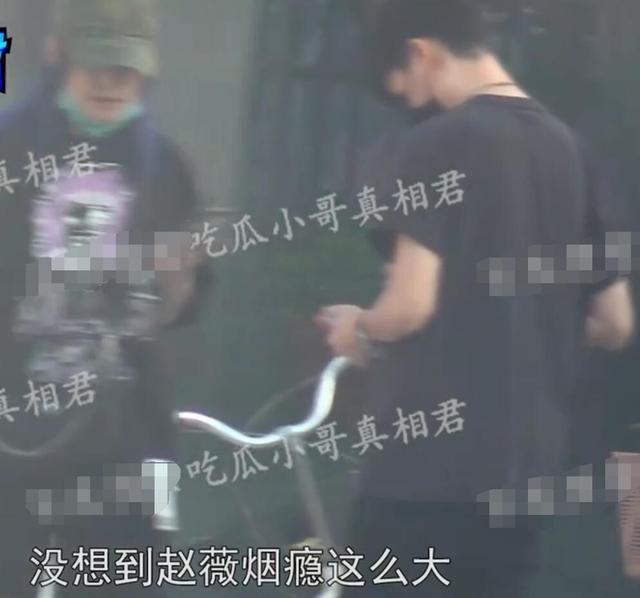 赵薇|赵薇富二代绯闻男友正脸首曝光，深夜与美女聚会欢快畅聊