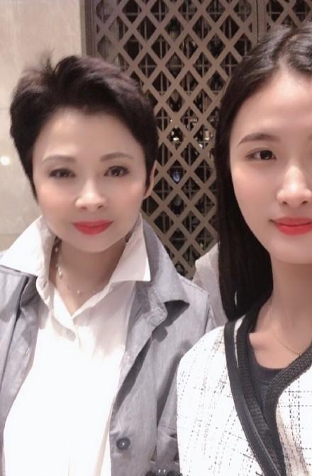 58岁董文华近照曝光,身穿一袭红裙戴着红宝石的耳坠儿,风采依旧