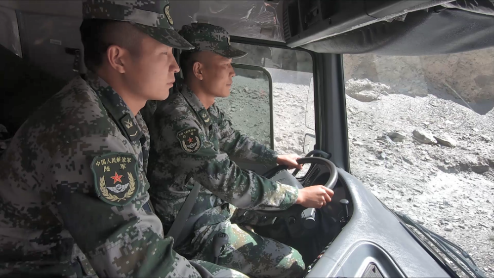 为驻守在新藏沿线的 边防部队运送给养物资 早上8点 汽车兵们已经在车