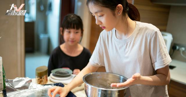 黄忆慈|要出道了？黄磊女儿多多借妈妈资源，与胡歌合拍纪录片，海报曝光