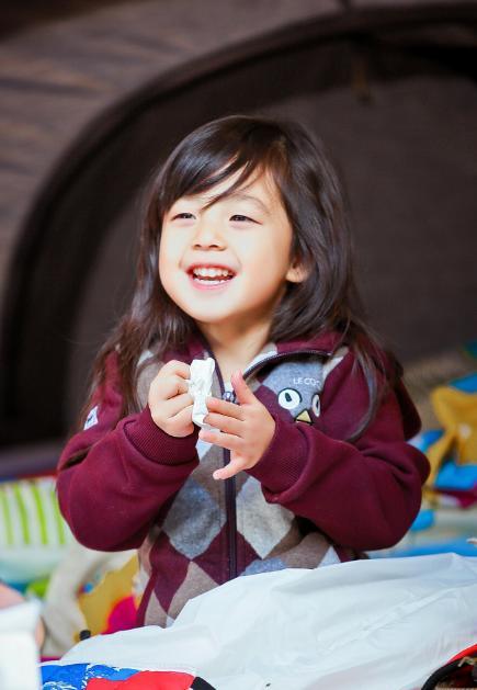 有种天生丽质叫小泡芙,长发及腰颜值高,眉眼弯弯笑起来超甜