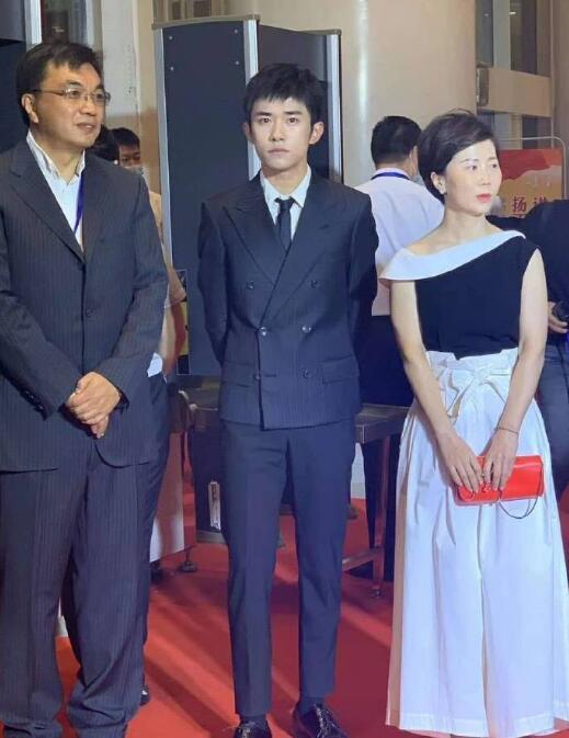 易烊千玺|易烊千玺飞天奖西装杀霸总范十足，后台用手戳脸偷偷嘟嘴反差萌