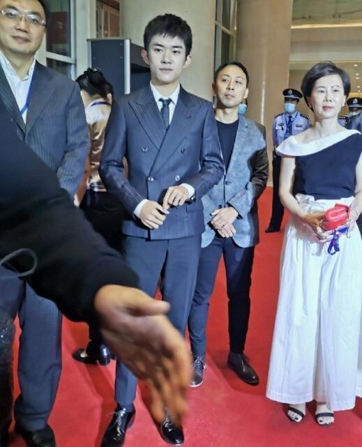 易烊千玺|易烊千玺飞天奖西装杀霸总范十足，后台用手戳脸偷偷嘟嘴反差萌