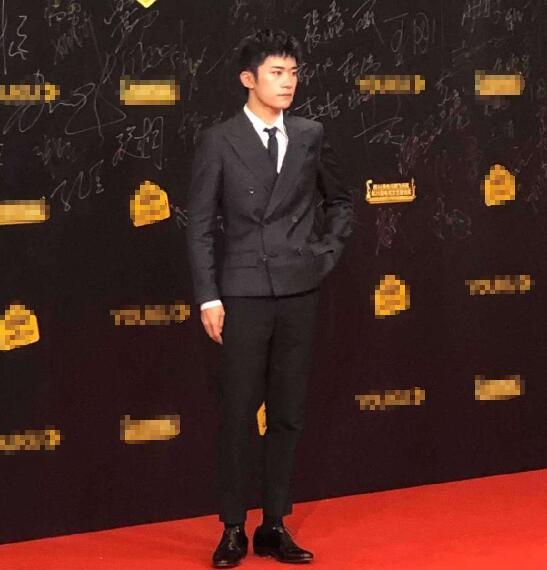 易烊千玺|易烊千玺飞天奖西装杀霸总范十足，后台用手戳脸偷偷嘟嘴反差萌