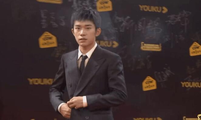 易烊千玺|易烊千玺飞天奖西装杀霸总范十足，后台用手戳脸偷偷嘟嘴反差萌