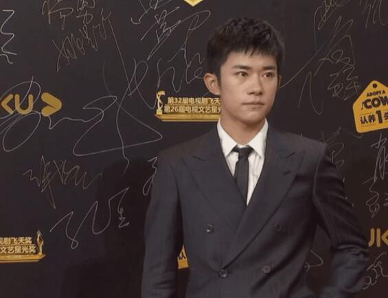 易烊千玺|易烊千玺飞天奖西装杀霸总范十足，后台用手戳脸偷偷嘟嘴反差萌