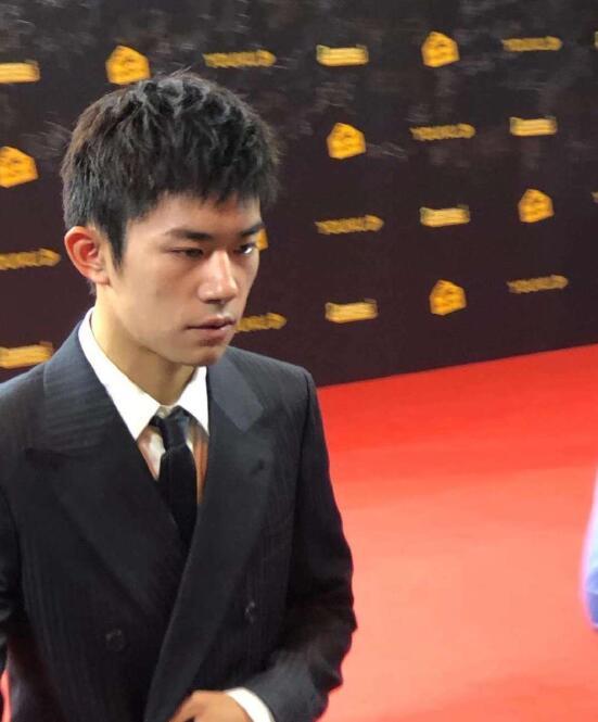 易烊千玺|易烊千玺飞天奖西装杀霸总范十足，后台用手戳脸偷偷嘟嘴反差萌