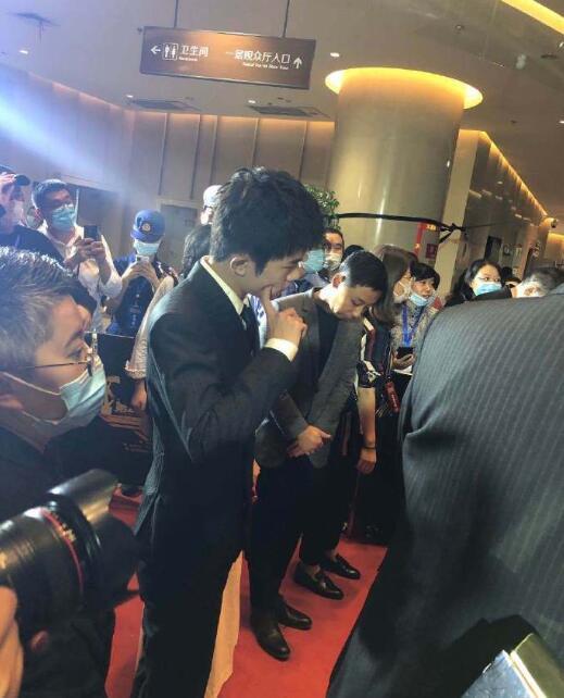 易烊千玺|易烊千玺飞天奖西装杀霸总范十足，后台用手戳脸偷偷嘟嘴反差萌