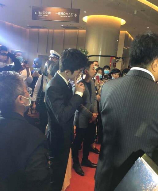 易烊千玺|易烊千玺飞天奖西装杀霸总范十足，后台用手戳脸偷偷嘟嘴反差萌