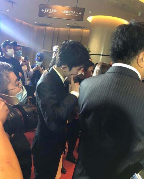 易烊千玺|易烊千玺飞天奖西装杀霸总范十足，后台用手戳脸偷偷嘟嘴反差萌