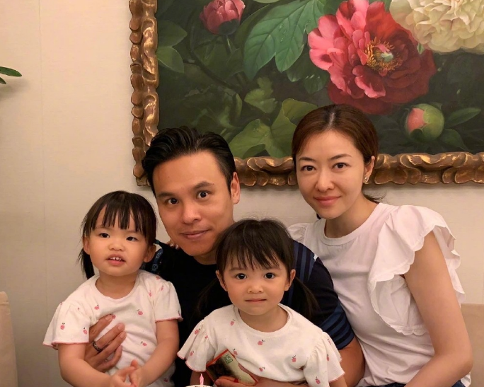 熊黛林|熊黛林晒老公视角，为带双胞胎女儿出游细心做笔记整理行李，超贤惠