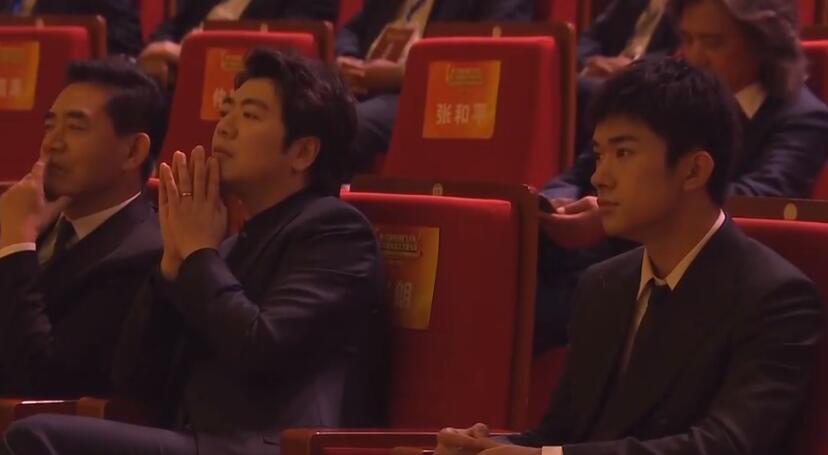 易烊千玺|易烊千玺飞天奖西装杀霸总范十足，后台用手戳脸偷偷嘟嘴反差萌