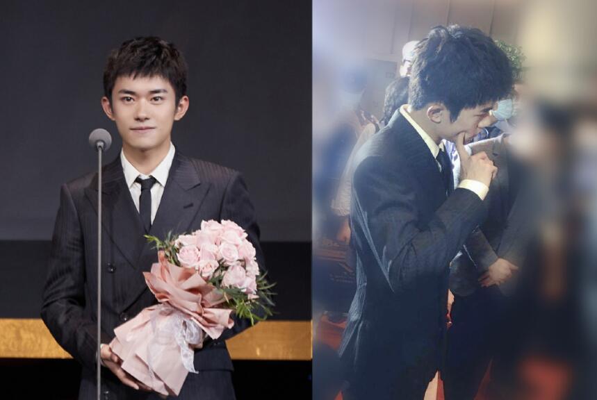 易烊千玺|易烊千玺飞天奖西装杀霸总范十足，后台用手戳脸偷偷嘟嘴反差萌