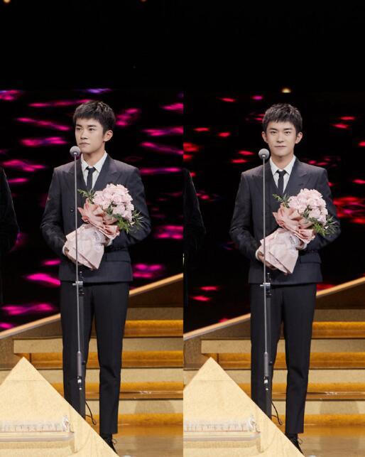 易烊千玺|易烊千玺飞天奖西装杀霸总范十足，后台用手戳脸偷偷嘟嘴反差萌