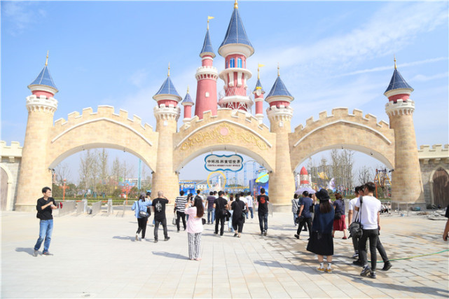 媒体在中环格林童话世界主题乐园门前合影格林童话世界位于安徽省临泉