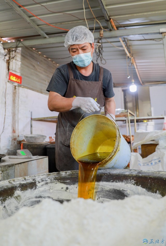 铁锅|技艺传承五代 守住“丰镇月饼”老味道