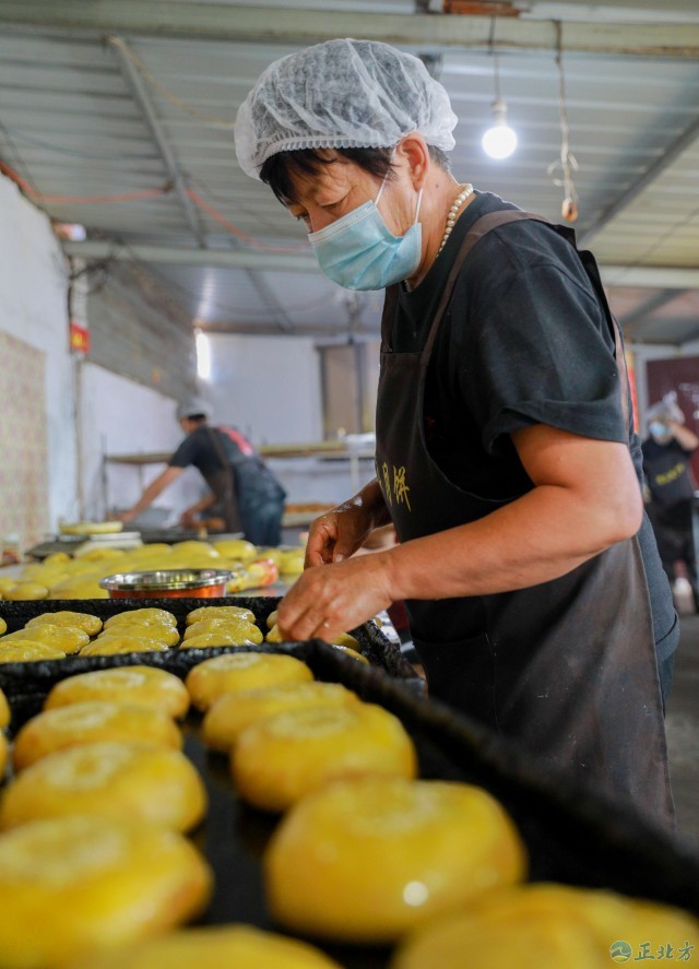 铁锅|技艺传承五代 守住“丰镇月饼”老味道