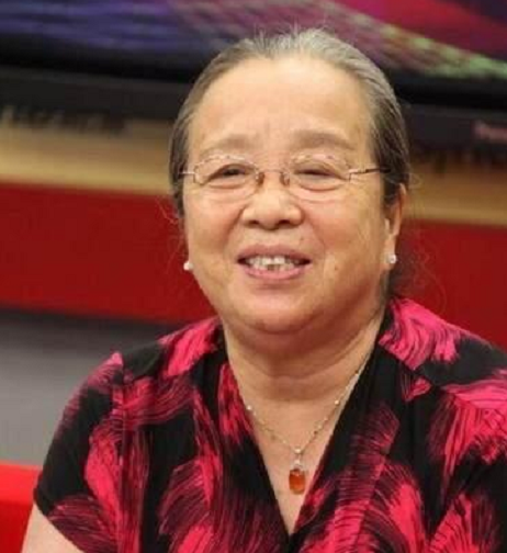 李明启|太接地气！84岁“容嬷嬷”李明启被偶遇：耐心与路人合影，一路小跑赶公交