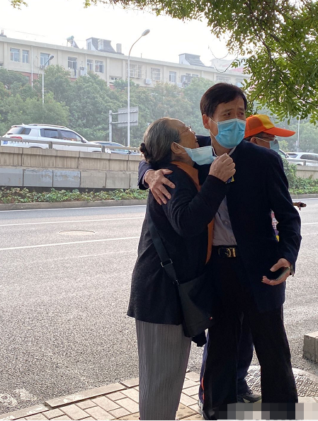 李明启|太接地气！84岁“容嬷嬷”李明启被偶遇：耐心与路人合影，一路小跑赶公交