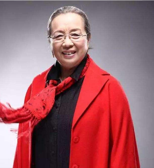 李明启|太接地气！84岁“容嬷嬷”李明启被偶遇：耐心与路人合影，一路小跑赶公交