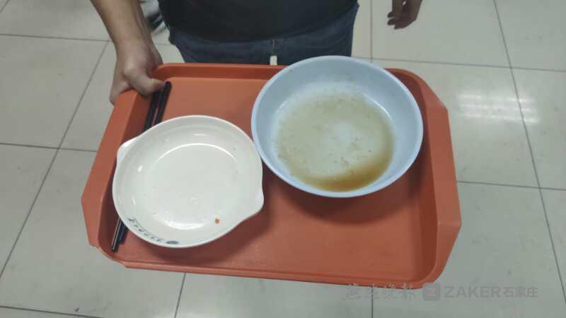 追踪剩馒头带走了剩菜被倒进泔水桶个别单位食堂仍有浪费现象