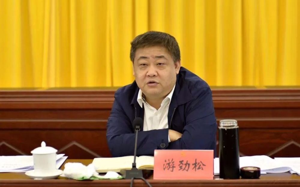 游劲松出生于1972年12月,毕业于湖南大学,在贵州省工作多年,曾任贵州