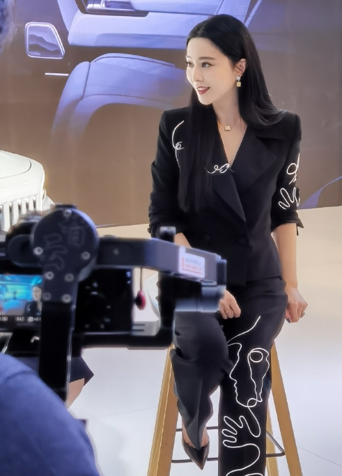 范冰冰|范冰冰力挺国货之光红旗，遭遇网络黑公关诋毁，工作人员发文澄清