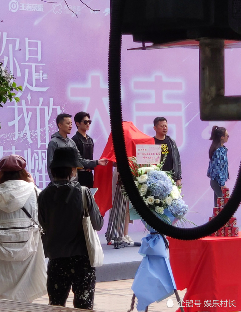 你是我的荣耀|《你是我的荣耀》开机，迪丽热巴杨洋亮相男帅女靓，二人甜蜜互动CP感强