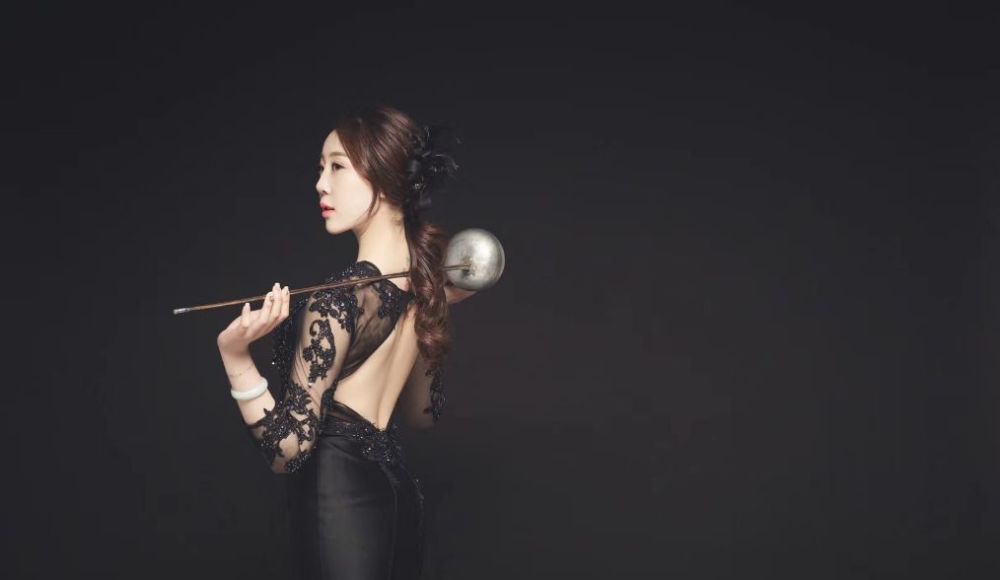 90后击剑美女,对这俩东西过敏,黑色露背长裙,朦胧美感吸睛