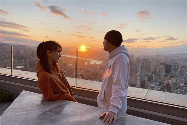 周杰伦|周杰伦懒理盗图风波，客串昆凌新电影，太宠妻了