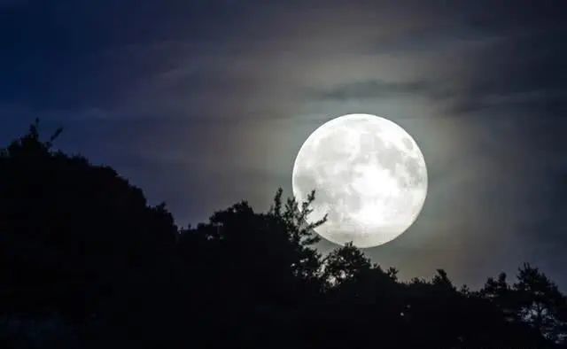 地球|为什么有人说：从月球上看地球会让人感到恐惧？到底在害怕什么？