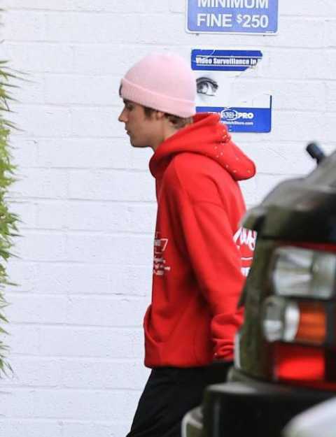 因为比伯自曝患有莱姆症和严重的抑郁症,这也就解释了为何这几年他